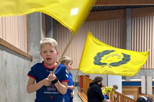 Tøffe gutar kastar ball