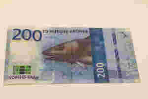 Åtvarar om falske sedlar