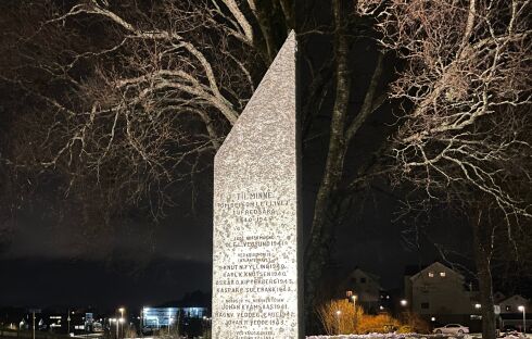 Flott med lys på minnesteinen