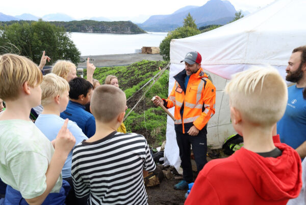 Sjetteklassingar fekk sjå arkeologiske funn på Kongshaugstranda