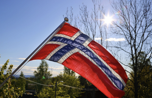 Oppfordrar alle til å flagge