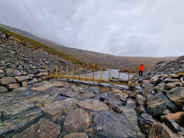 Byggjer bru i fjellet