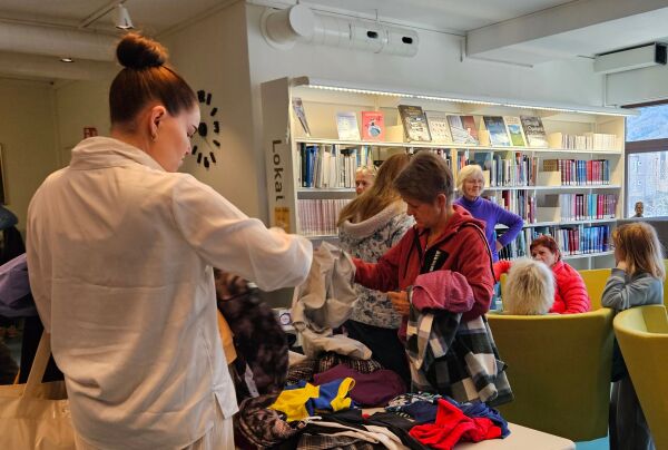 Tusenvis av klesplagg bytta eigarar landet over