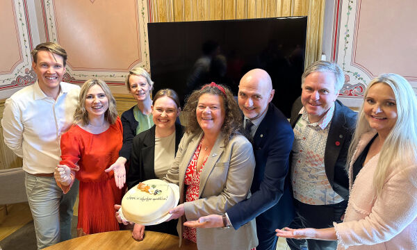 Mållaget spanderte kake på Stortinget