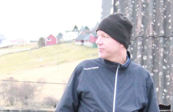 Her står elevane og ventar på skuleskyssen