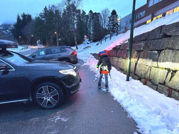 Foreldre fryktar personskader utanfor skulen