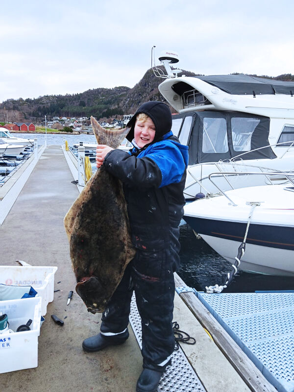 Jakob på 10 fekk kveite på 15 kg