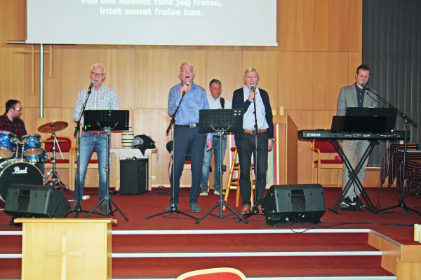 Hymnos og Hauge på bedehuset