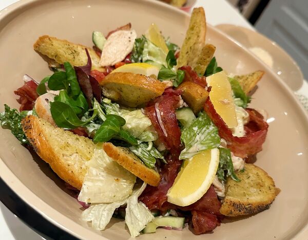 Påskekos med en cæsarsalat