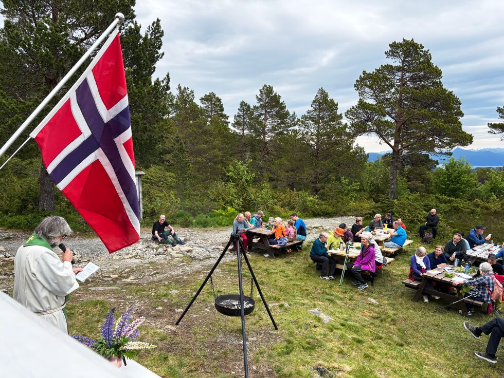 Gudsteneste utomhus ved Taustuhytta