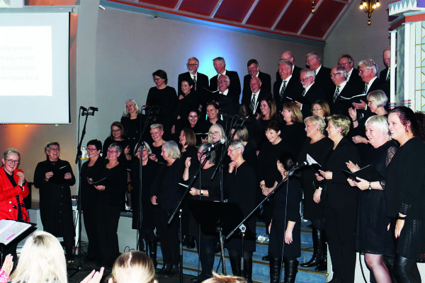 Stemningsfull song under stjernehimmelen